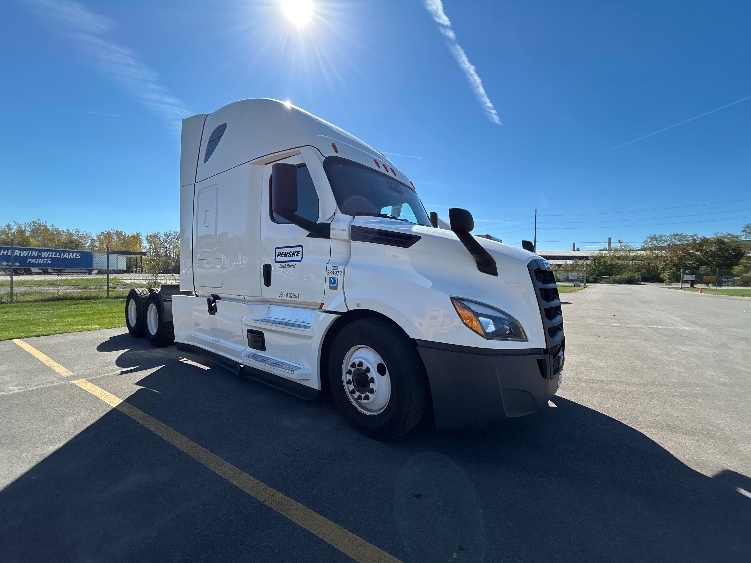 Used 2022 Freightliner Cascadia - photo 1