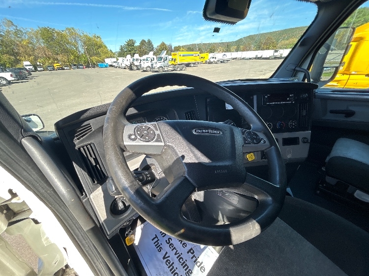 Used 2022 Freightliner Cascadia - photo 12