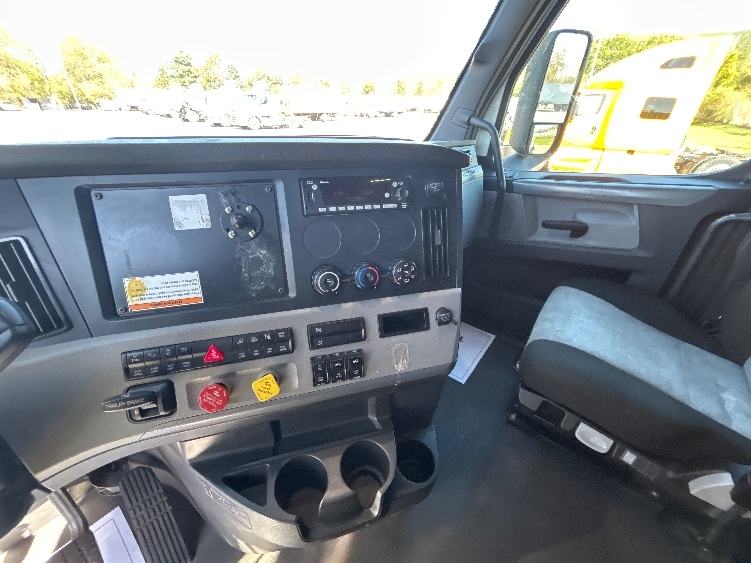 Used 2022 Freightliner Cascadia - photo 14