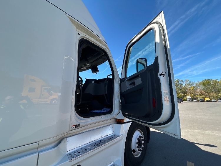 Used 2022 Freightliner Cascadia - photo 15