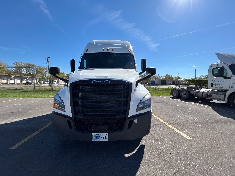Used 2022 Freightliner Cascadia - photo 2