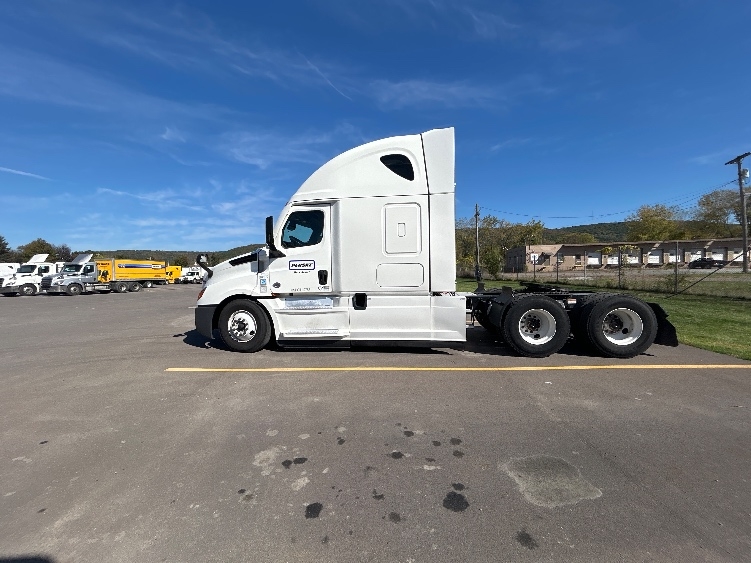 Used 2022 Freightliner Cascadia - photo 6