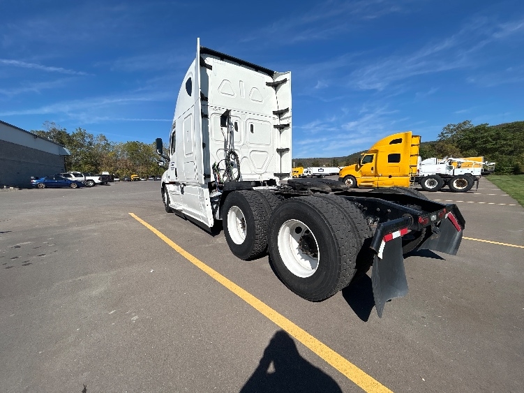 Used 2022 Freightliner Cascadia - photo 7
