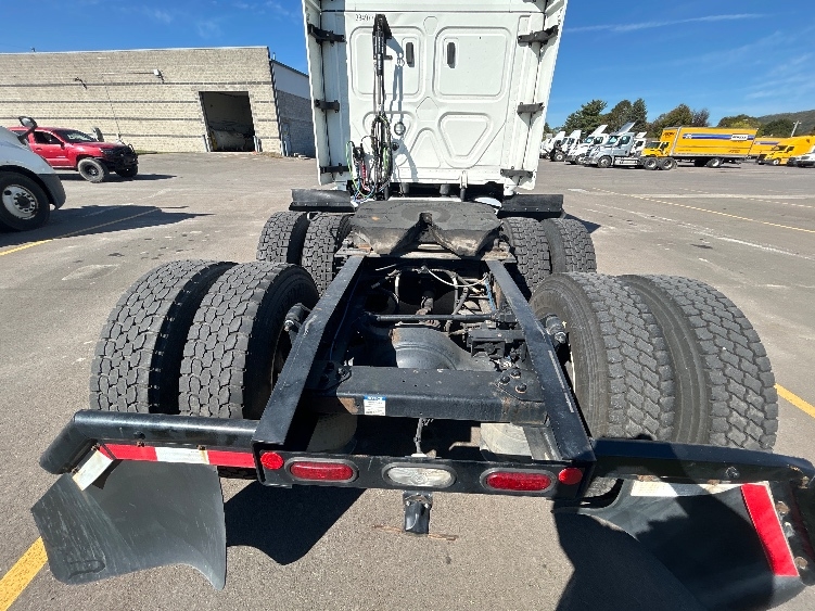 Used 2022 Freightliner Cascadia - photo 8