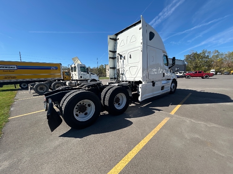 Used 2022 Freightliner Cascadia - photo 9