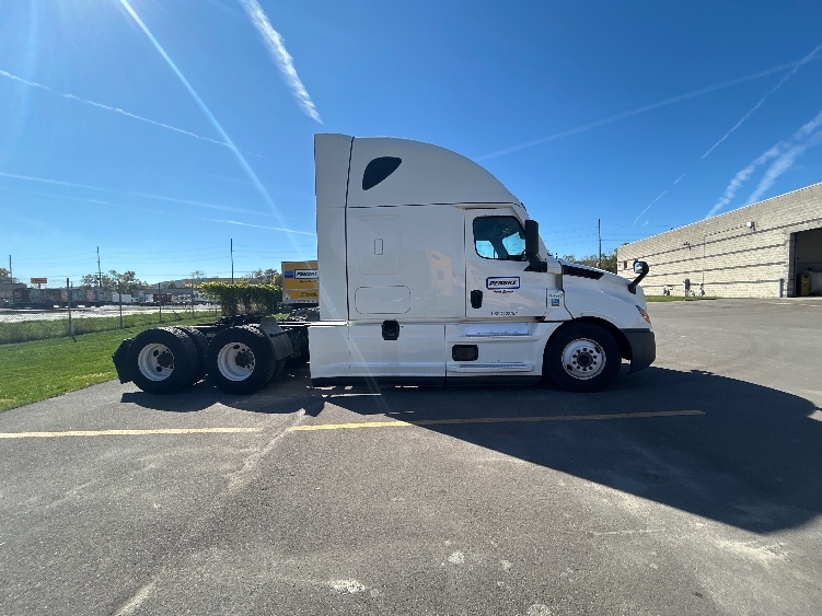 Used 2022 Freightliner Cascadia - photo 10