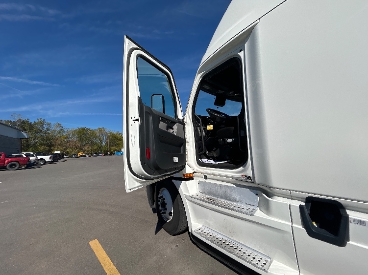Used 2022 Freightliner Cascadia - photo 11
