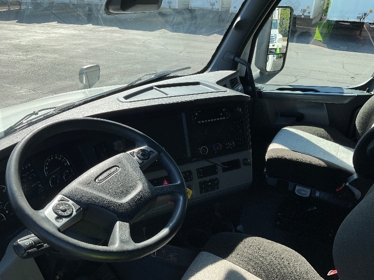 Used 2022 Freightliner Cascadia - photo 12