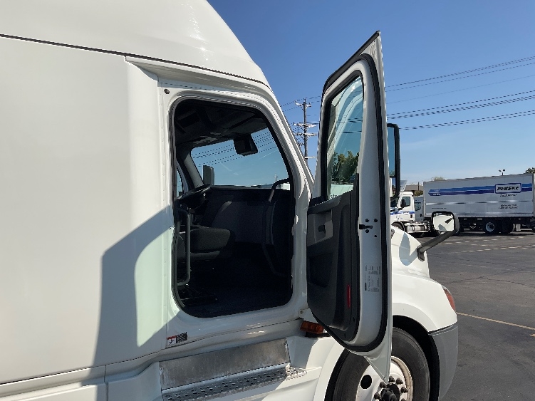 Used 2022 Freightliner Cascadia - photo 15