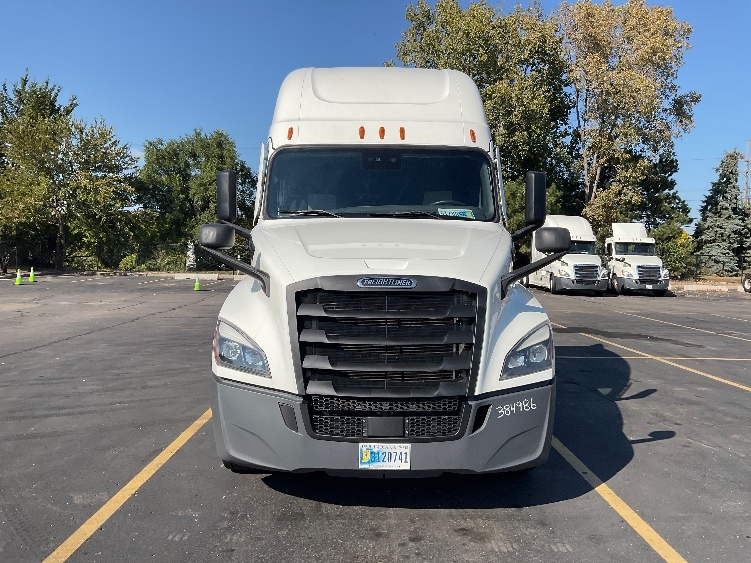 Used 2022 Freightliner Cascadia - photo 2