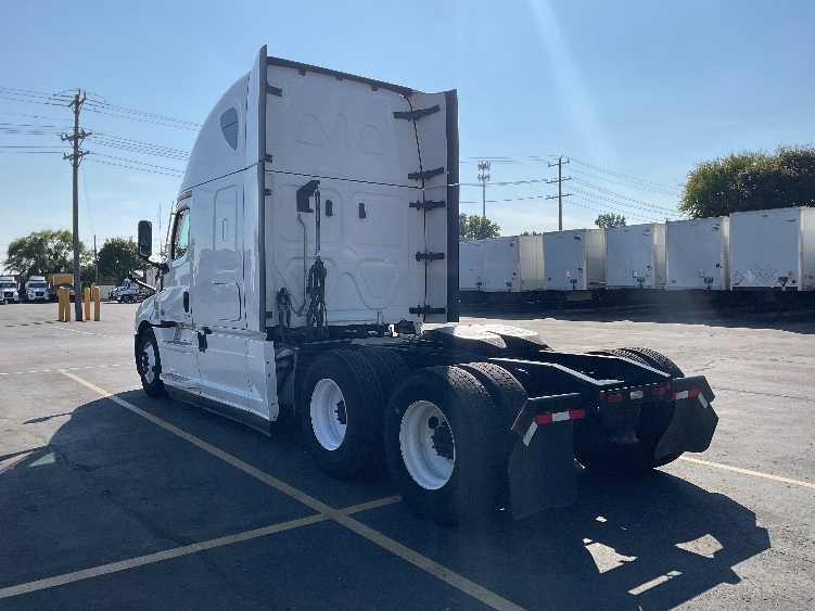 Used 2022 Freightliner Cascadia - photo 7
