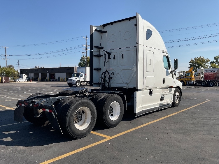 Used 2022 Freightliner Cascadia - photo 9