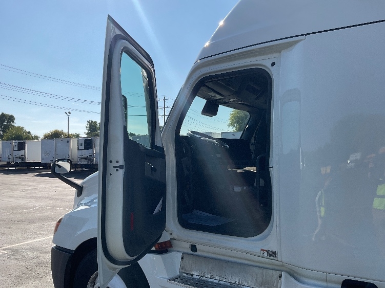 Used 2022 Freightliner Cascadia - photo 11