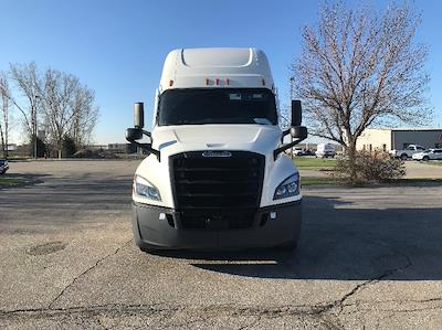 Used 2022 Freightliner Cascadia Detroit DD15AT Semi Truck with Sleeper Cab for sale #385015 - photo 2