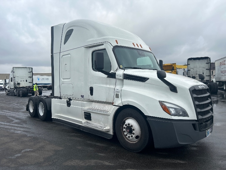 Used 2022 Freightliner Cascadia - photo 1