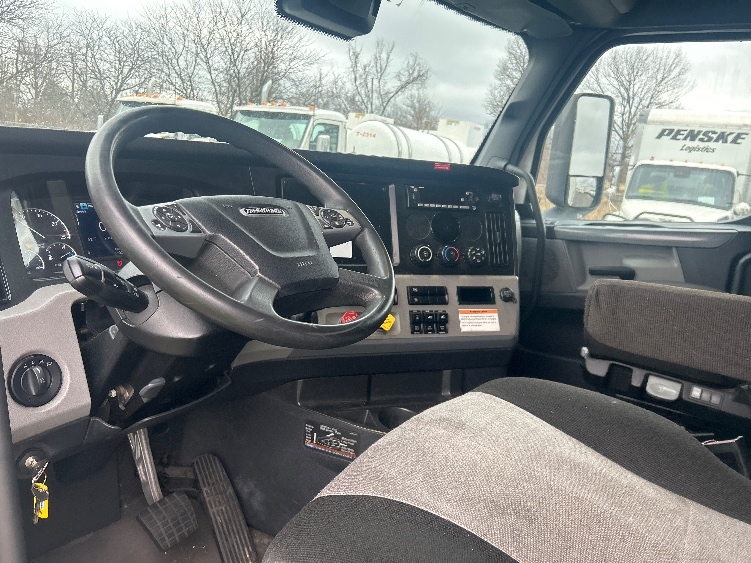 Used 2022 Freightliner Cascadia - photo 12