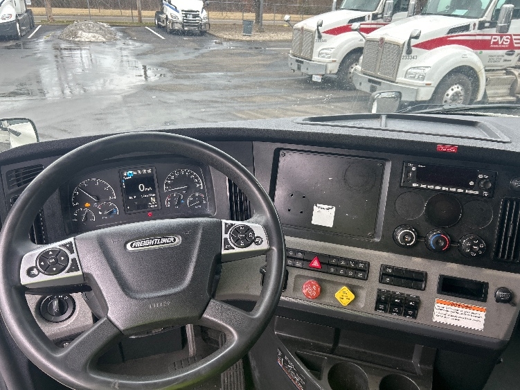 Used 2022 Freightliner Cascadia - photo 13