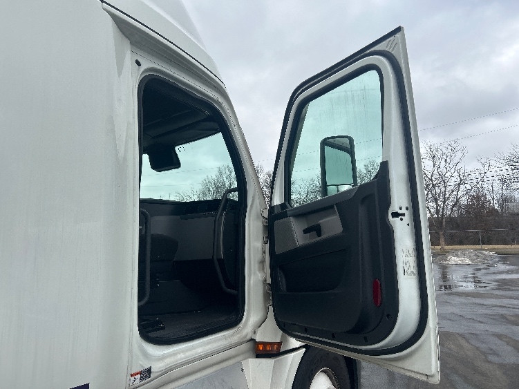 Used 2022 Freightliner Cascadia - photo 15