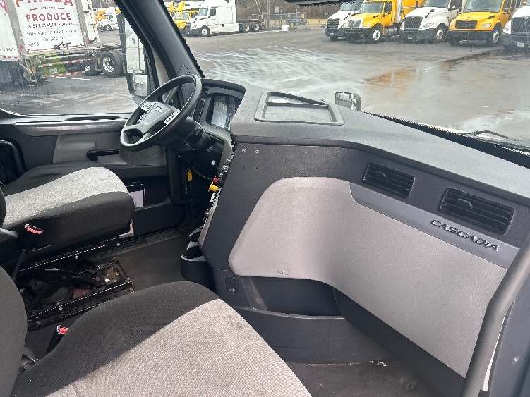 Used 2022 Freightliner Cascadia - photo 17