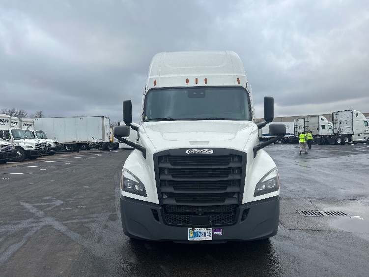 Used 2022 Freightliner Cascadia - photo 2