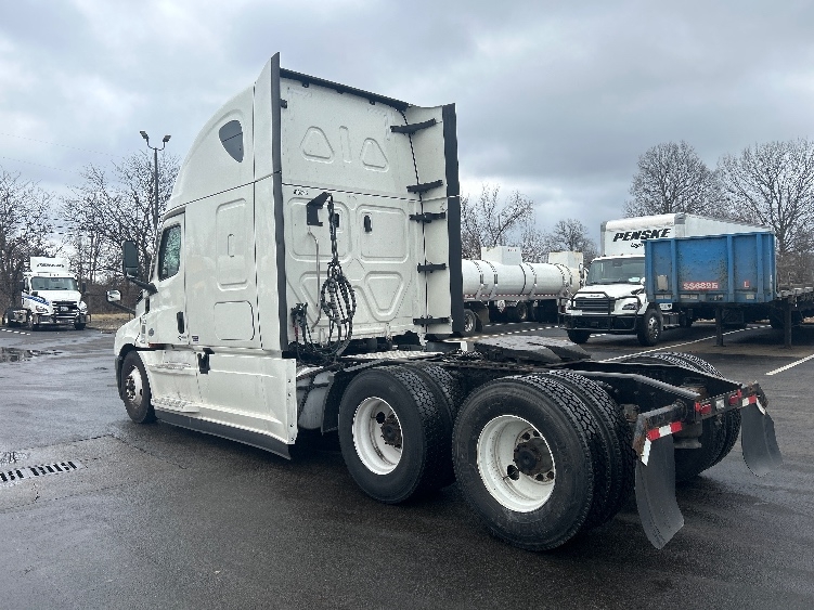 Used 2022 Freightliner Cascadia - photo 7
