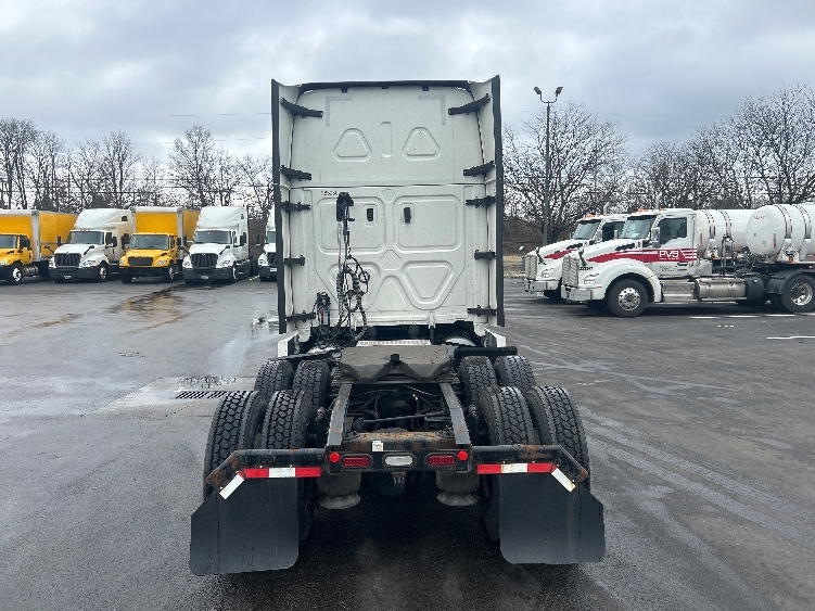 Used 2022 Freightliner Cascadia - photo 8