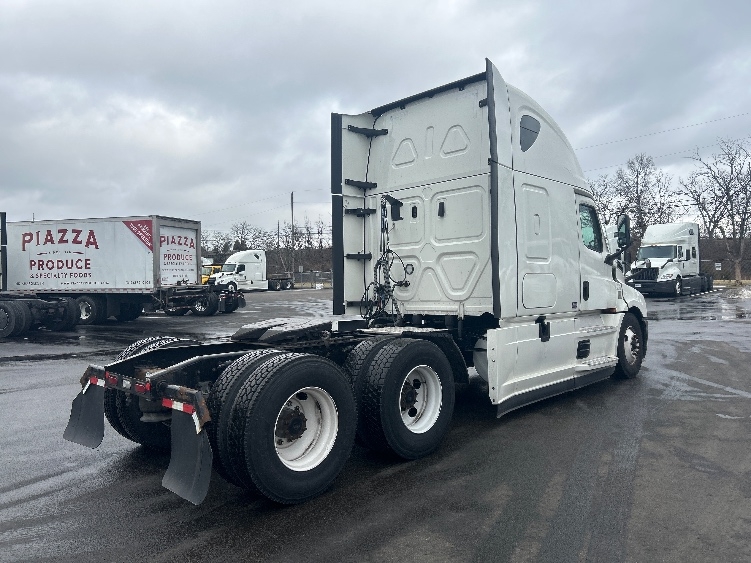 Used 2022 Freightliner Cascadia - photo 9