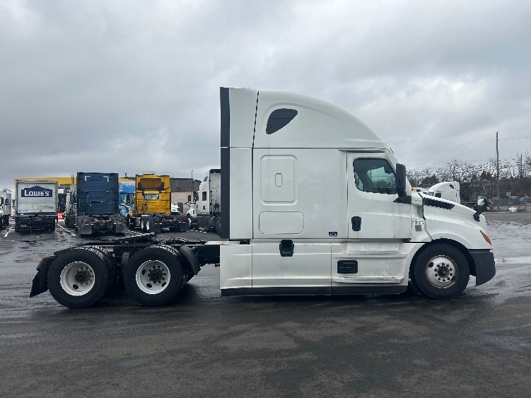 Used 2022 Freightliner Cascadia - photo 10