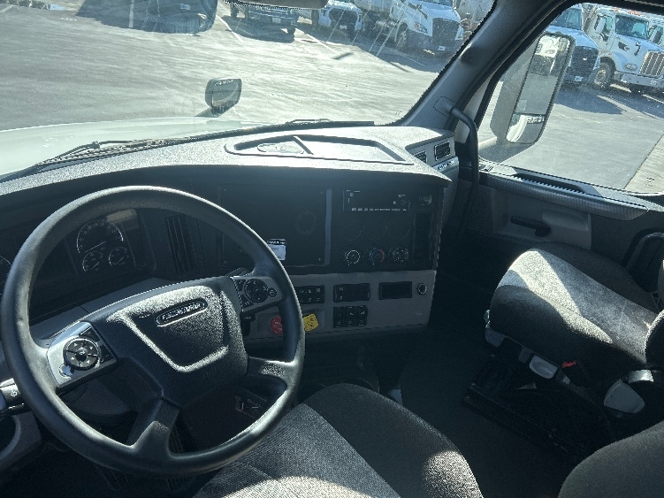 Used 2022 Freightliner Cascadia - photo 12