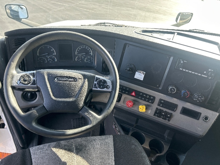 Used 2022 Freightliner Cascadia - photo 13