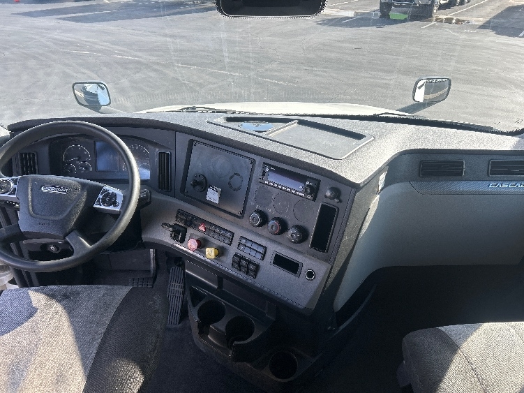 Used 2022 Freightliner Cascadia - photo 14