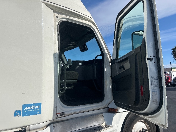 Used 2022 Freightliner Cascadia - photo 15