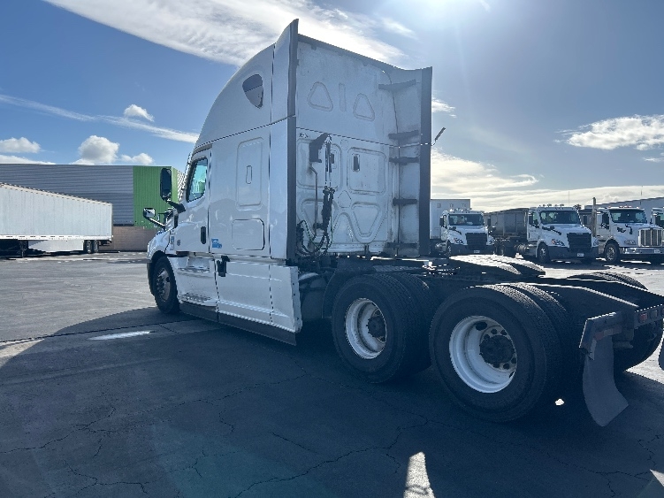 Used 2022 Freightliner Cascadia - photo 7