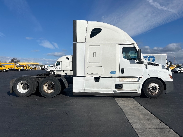Used 2022 Freightliner Cascadia - photo 10