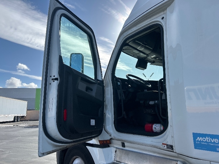 Used 2022 Freightliner Cascadia - photo 11