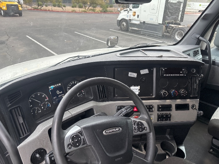 Used 2022 Freightliner Cascadia - photo 12