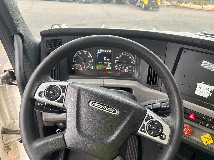 Used 2022 Freightliner Cascadia - photo 13