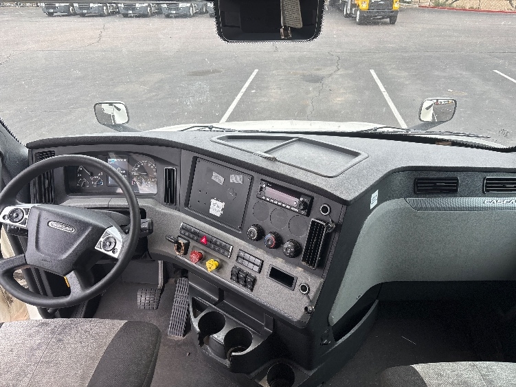Used 2022 Freightliner Cascadia - photo 14