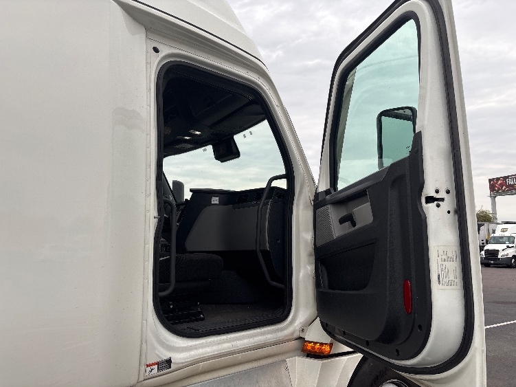Used 2022 Freightliner Cascadia - photo 15
