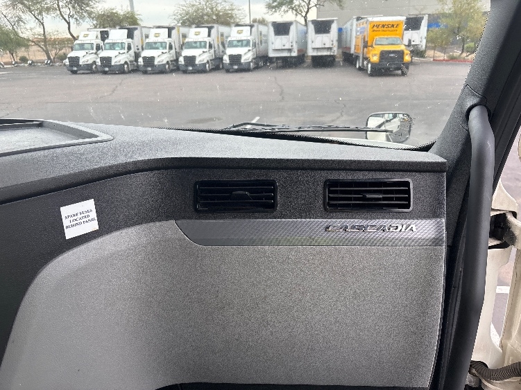 Used 2022 Freightliner Cascadia - photo 16