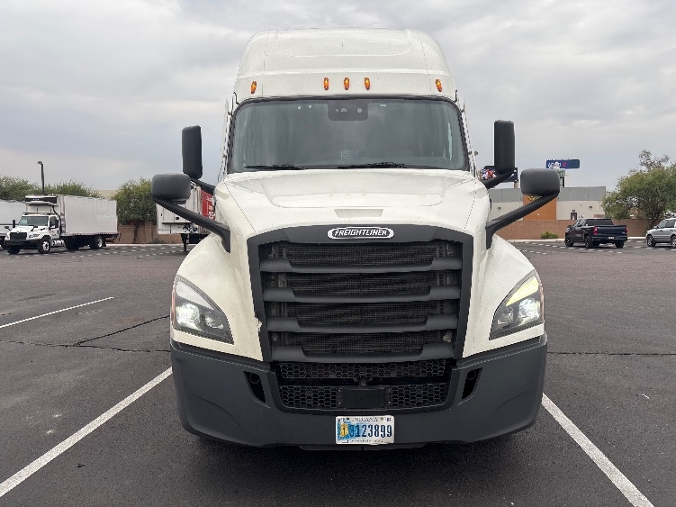 Used 2022 Freightliner Cascadia - photo 2