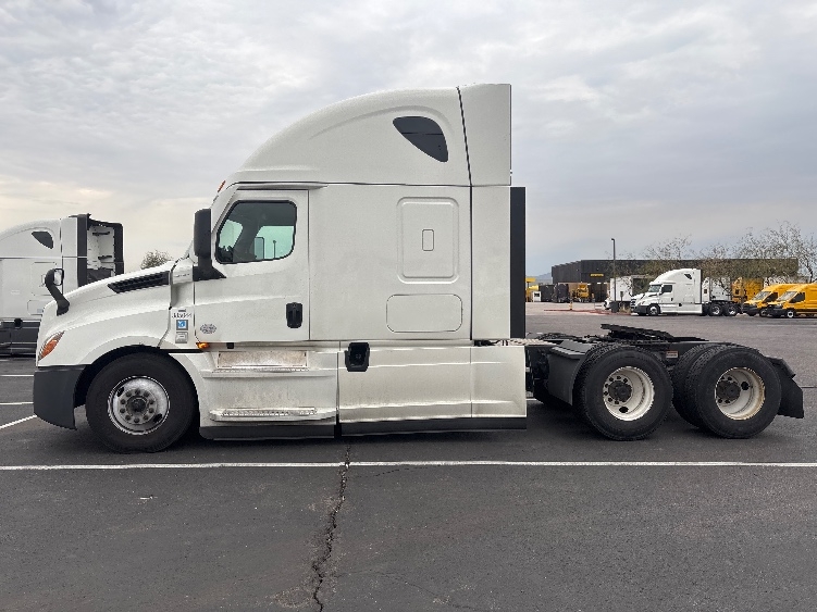 Used 2022 Freightliner Cascadia - photo 6