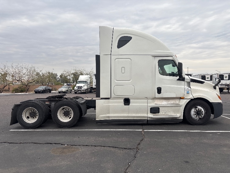 Used 2022 Freightliner Cascadia - photo 10