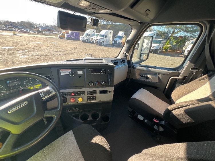Used 2022 Freightliner Cascadia - photo 14