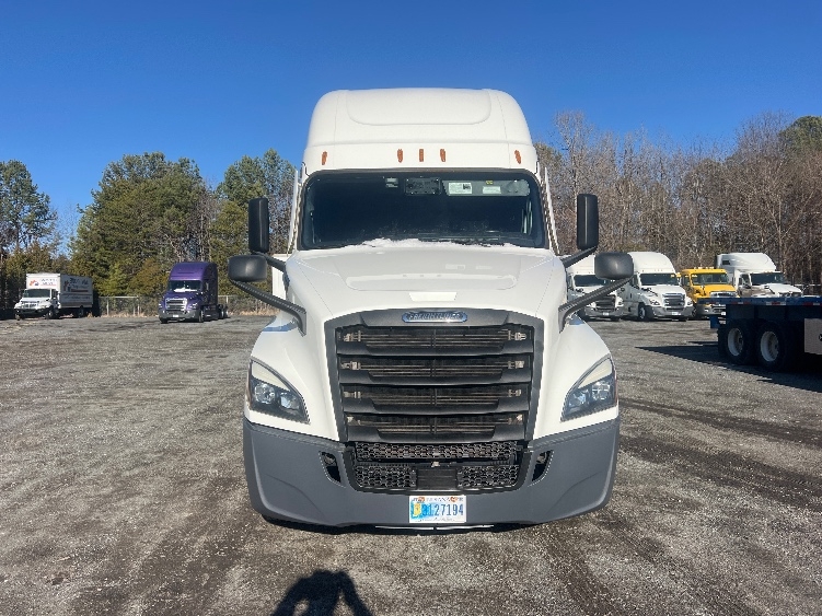 Used 2022 Freightliner Cascadia - photo 2