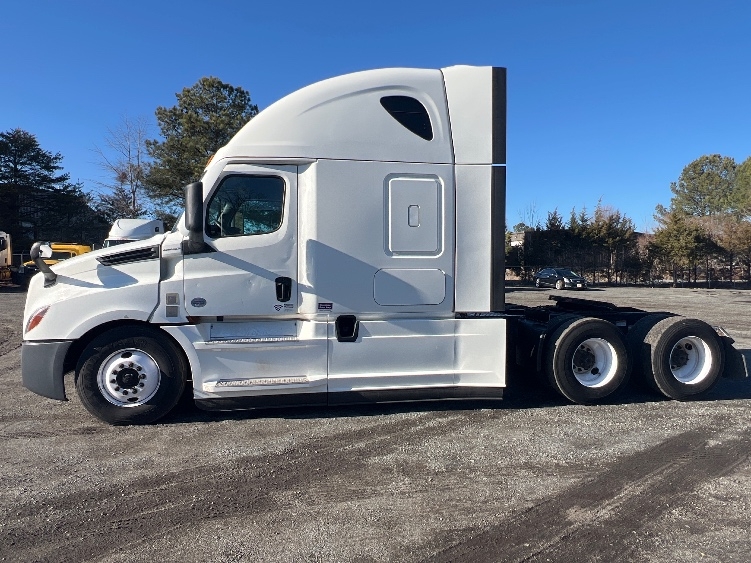 Used 2022 Freightliner Cascadia - photo 6