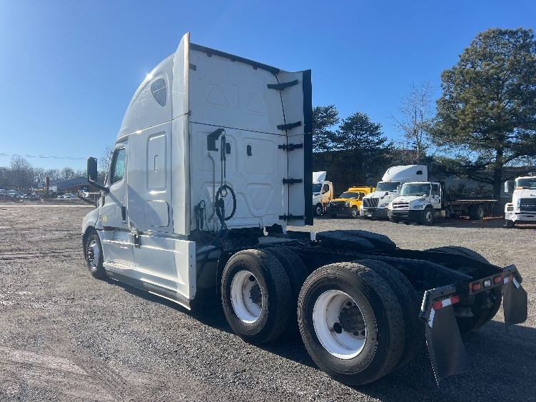 Used 2022 Freightliner Cascadia - photo 7