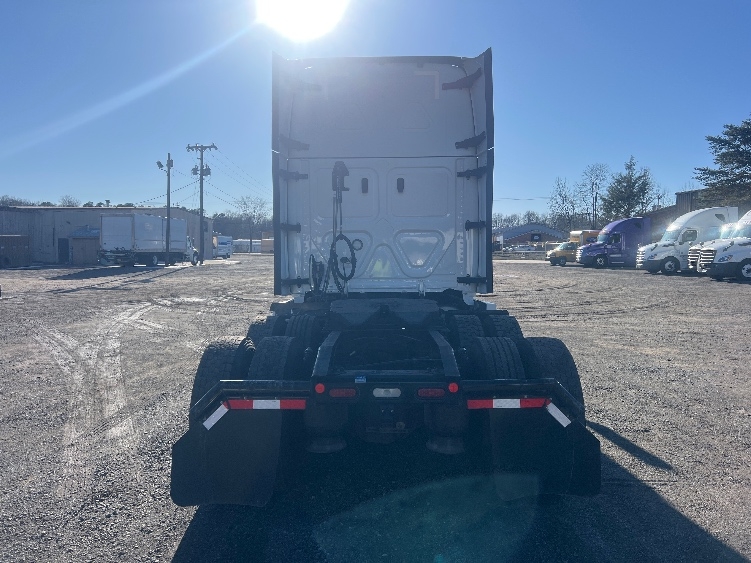 Used 2022 Freightliner Cascadia - photo 8