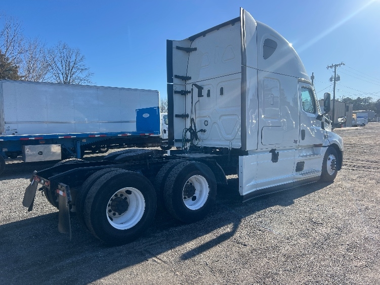 Used 2022 Freightliner Cascadia - photo 9