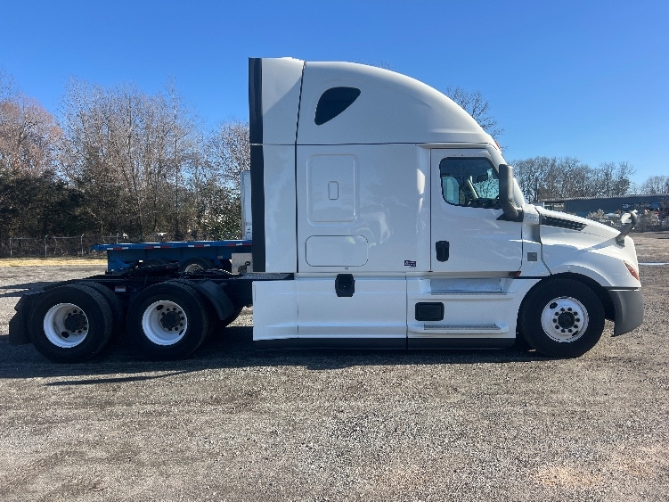 Used 2022 Freightliner Cascadia - photo 10